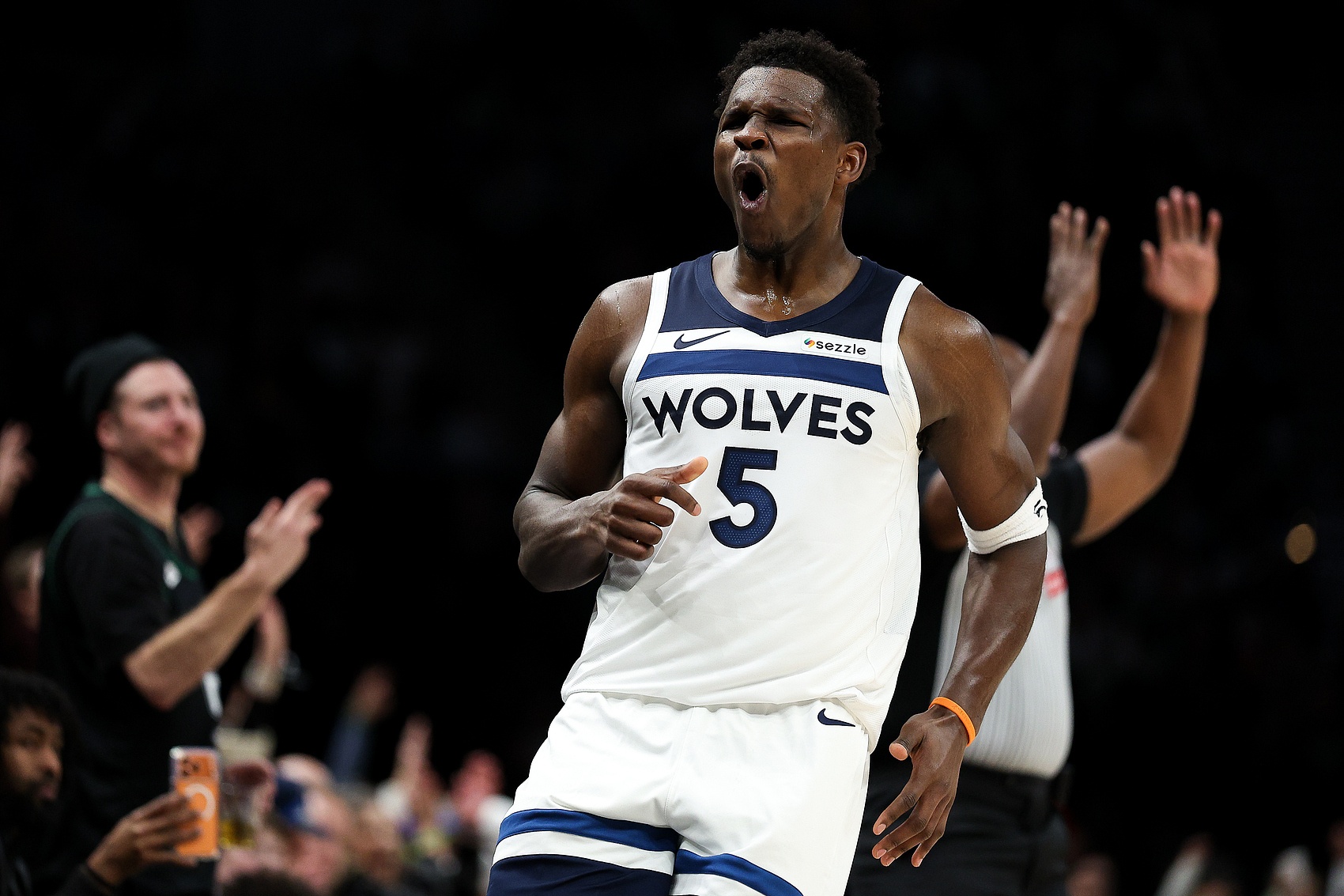 开云体育app-没人能对得上！爱德华兹22中13狂轰42分8板5助 罚球12中12